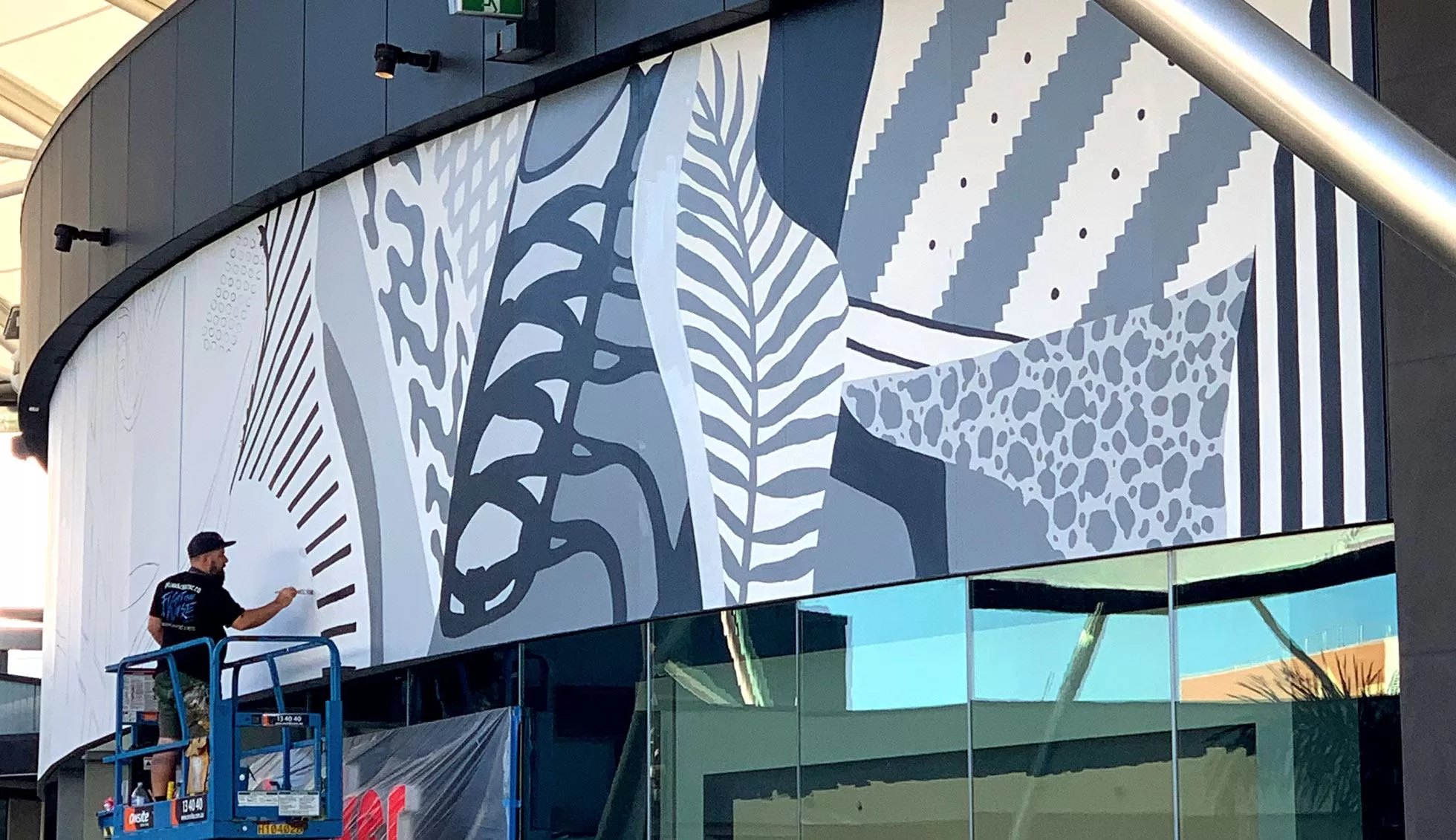 mural-artist-kiel-tillman-pacific-fair